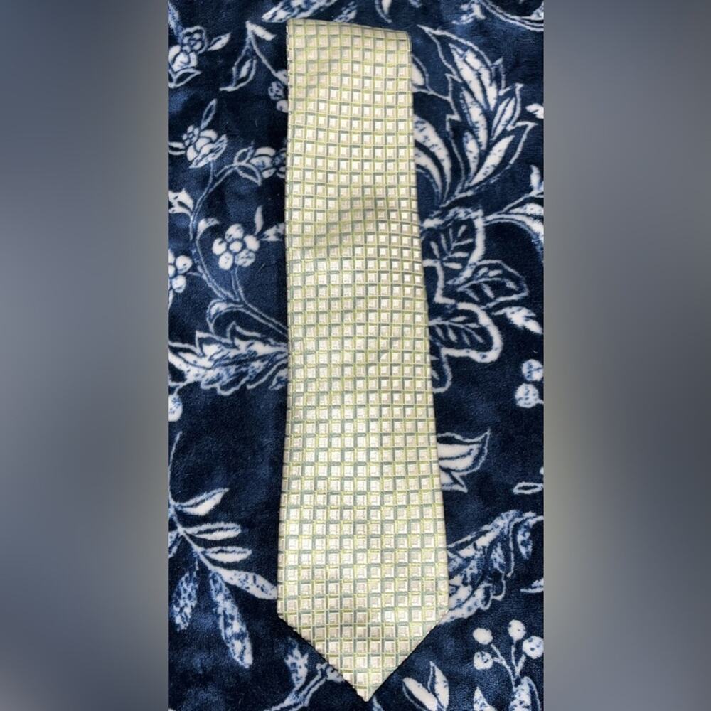 Geoffrey Beene 100% Silk Necktie